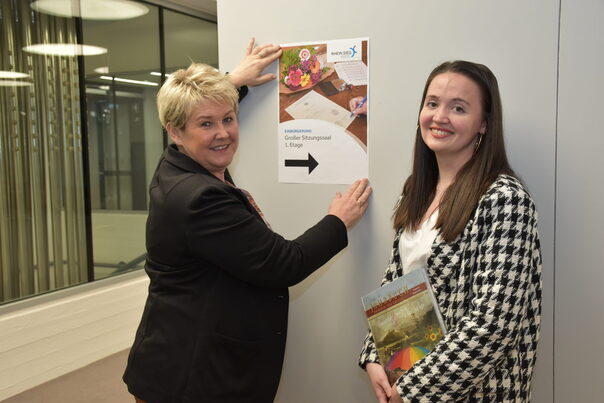 Monika Efferoth-Klein und Jennifer-Amanda Paprotny bilden das "Team Einbürgerung"