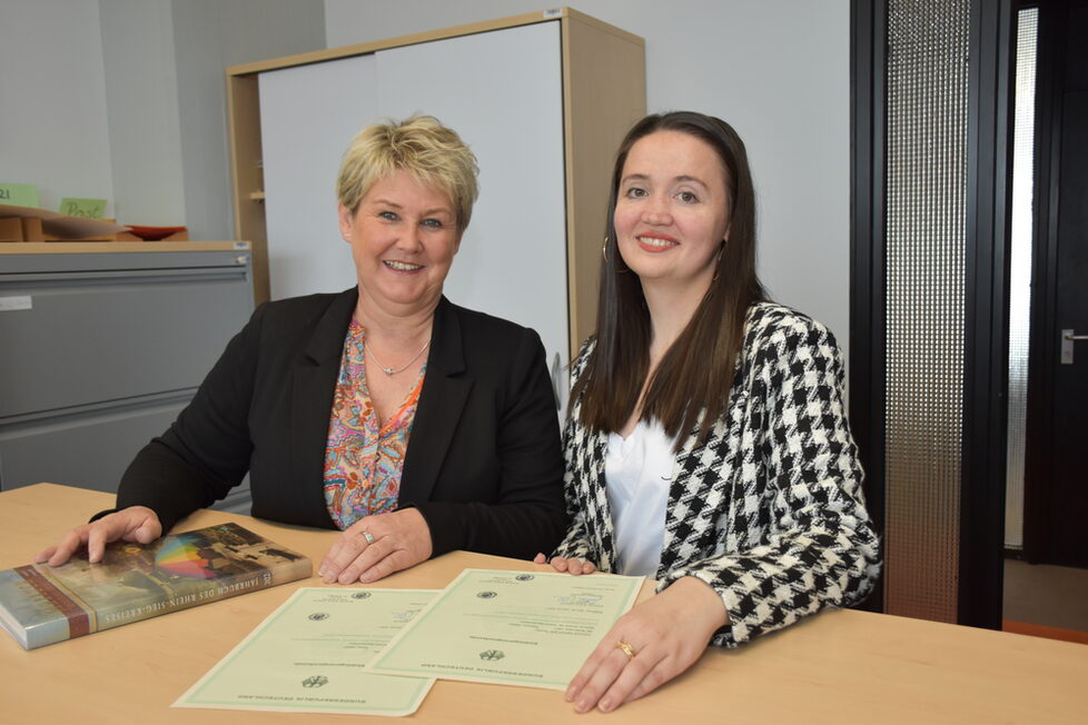 Monika Efferoth-Klein und Jennifer-Amanda Paprotny bilden das "Team Einbürgerung"