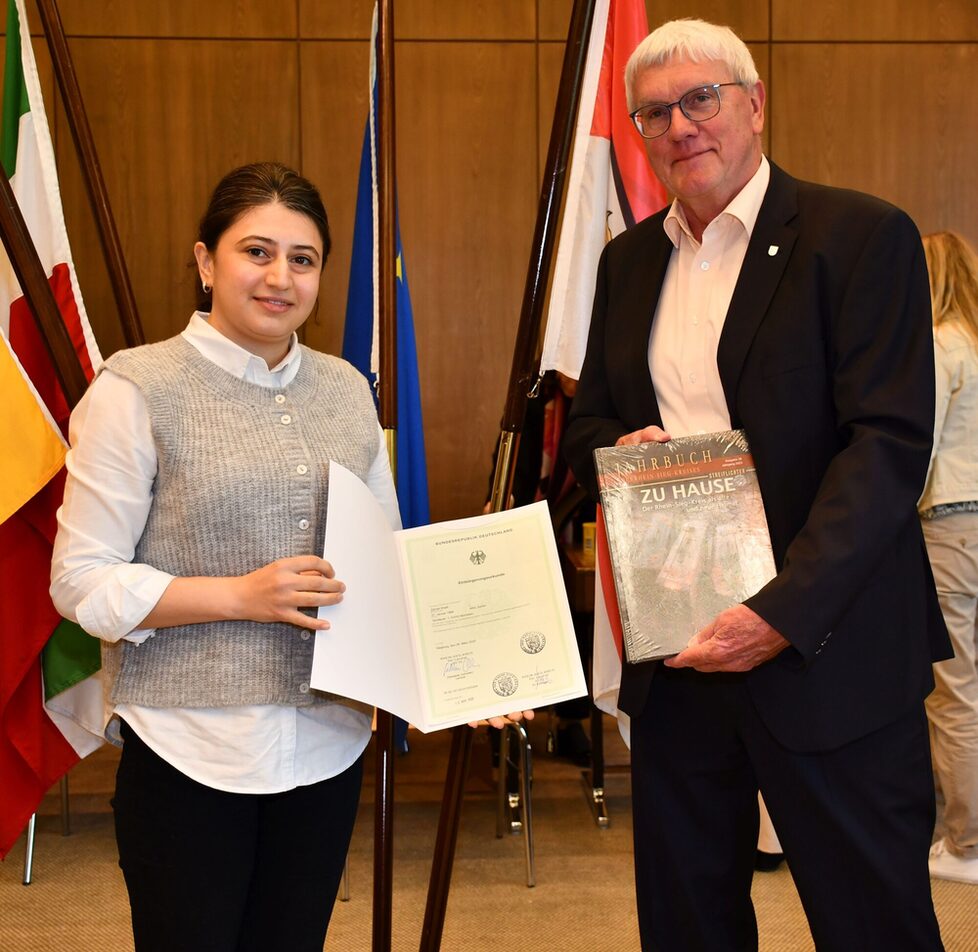 Landrat Sebastian Schuster überreicht Zeinab Khalil die Einbürgerungsurkunde