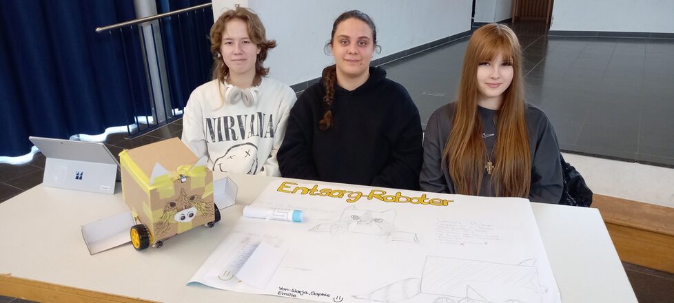 Emilie, Sophie und Warja mit ihrem Entsorgungsroboter