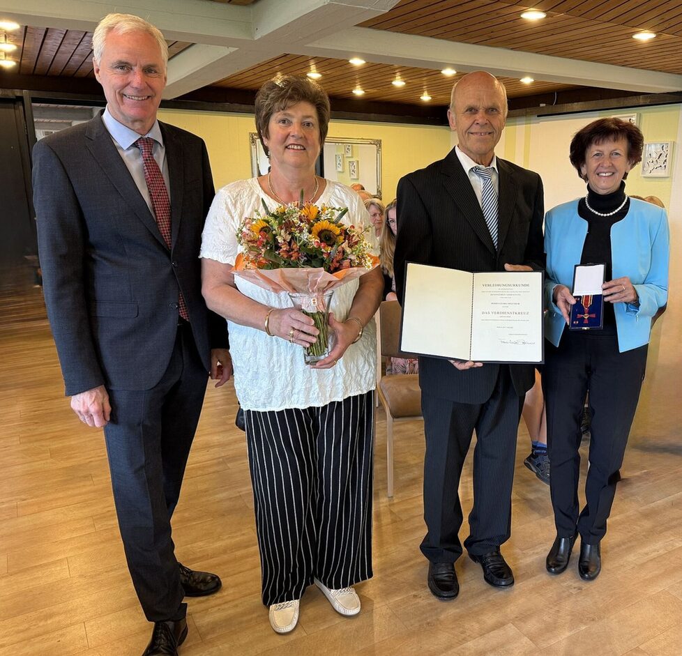 Übergabe des Bundesverdienstkreuzes