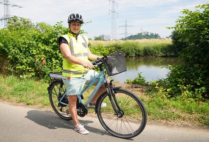 Ruth Römer auf einem Radweg an der Sieg