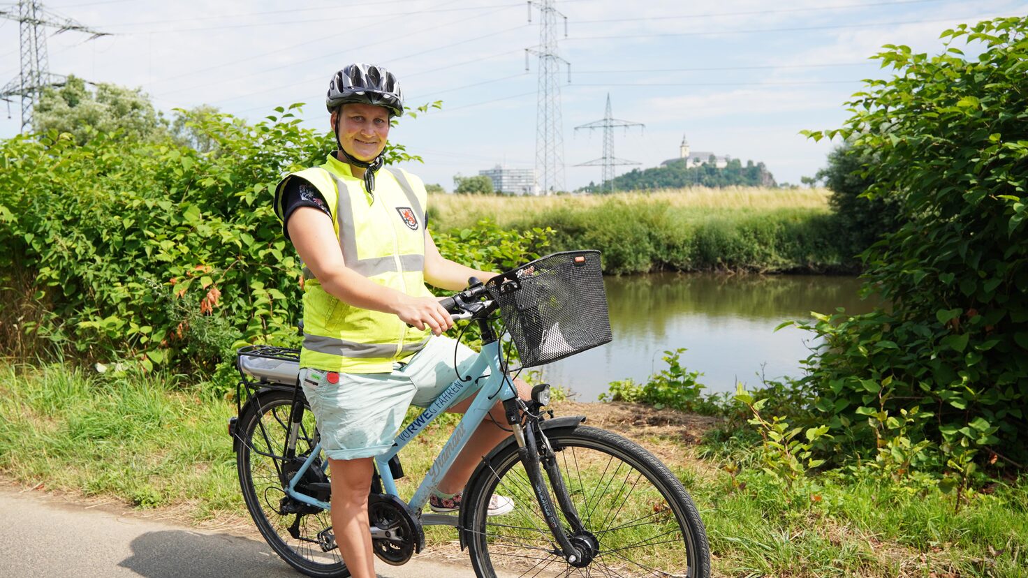 Ruth Römer auf einem Radweg an der Sieg