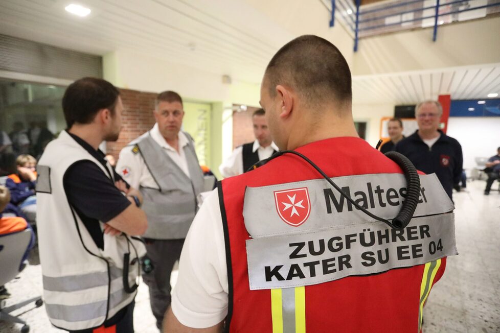 Rettungskräfte in der Halle