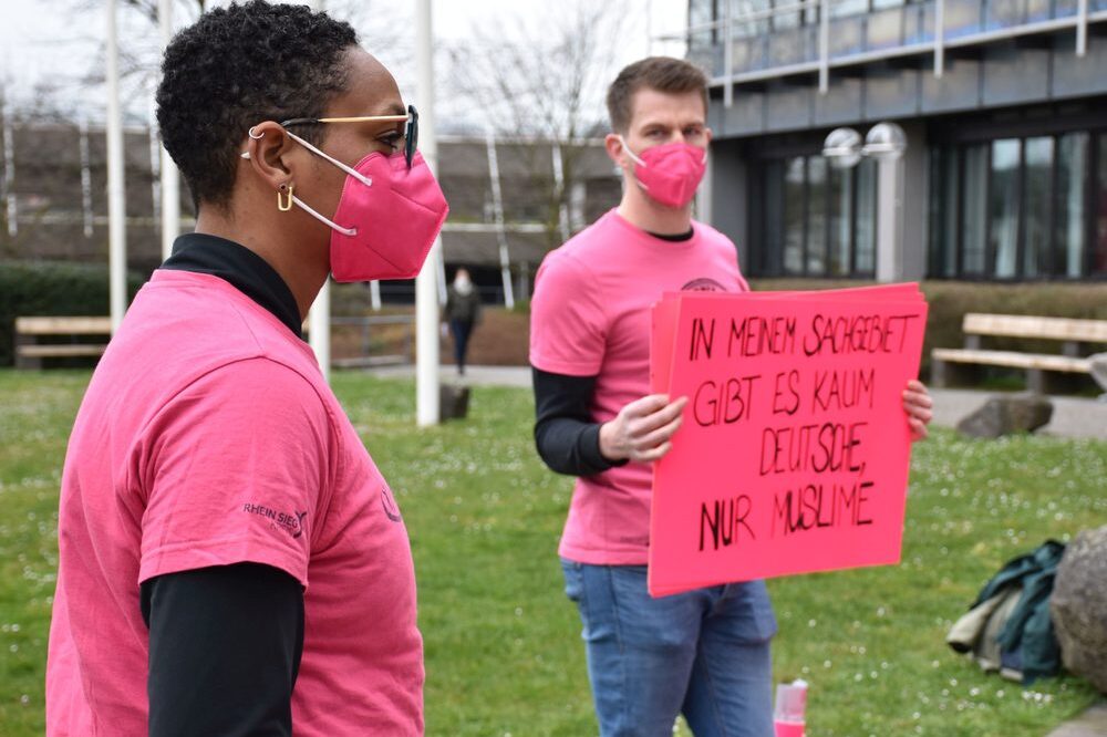 Pink gegen Rassismus - Wir zeigen Haltung