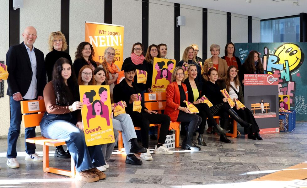 Das Foto zeigt die Gleichstellungsbeauftragte des Rhein-Sieg-Kreises, Katja Milde (vorne, 4. von rechts), Schulamtsleiterin Brigitte Böker (zweite Reihe, 3. von rechts), Johanna Sieling, Leiterin des Berufskollegs in Troisdorf (vorne, 3. von rechts), Daniela Steffens, Leiterin des Berufskollegs in Siegburg (zweite Reihe, 2. von links) und Thomas Heußner, Leiter des Berufskollegs in Hennef (zweite Reihe, ganz links).