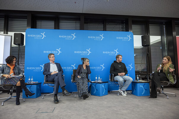 Das Podium (v.l.n.r.): Moderatorin Ute Lange; Frank Windeck, DigitalAkademie der Konrad-Adenauer-Stiftung; Sabria David, Digitalphilosophin, Autorin und Medienforscherin; Torben Kirstein, HateAid; Anke Wekerle, Mitglied im Speakers-Pool Team EUROPE DIRECT der Europäischen Kommission
