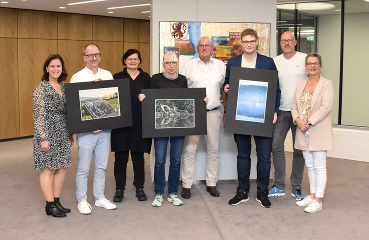 Landrat Sebastian Schuster (4.v.r.) gemeinsam mit den Gewinnerinnen und Gewinnern Wolf Fandel (2.v.l), Dr. Maria Mensching (4.v.l.) und Bastian Klein (3.v.r.), den Mitgliedern der Jury Meike Böschemeyer (3.v.l.) und Quentin Bröhl (2.v.r.), sowie Rita Lorenz (r.) Pressereferentin des Rhein-Sieg-Kreises und Alexandra Wellner (l.), Pressestelle und Öffentlichkeitsarbeit des Rhein-Sieg-Kreises.