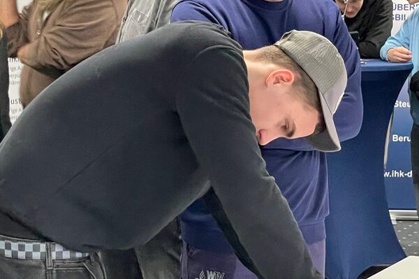 Schüler nimmt an Jump-in teil